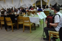 Wspólne śpiewanie przy akompaniamencie Sebastiana Muchy